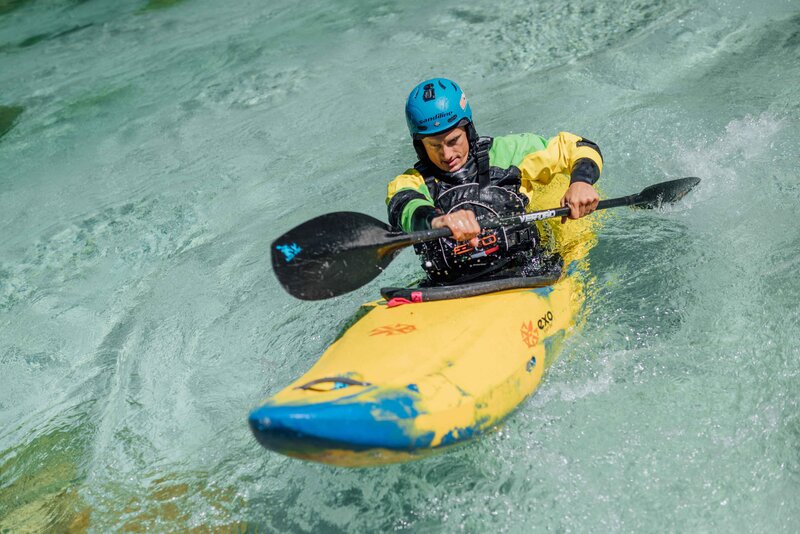 Uomo su canoa