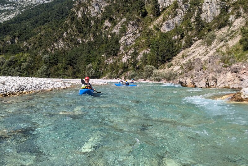 Corso d'acuqa con sportivi che praticano kayak
