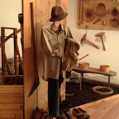 Abbigliamento tipo nella camera del museo della casa Clautana