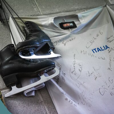 Maglietta firmata appesa al muro con pattini