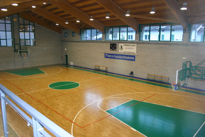 Vista dall'alto della palestra di Claut