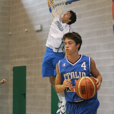 Foto con due giocatori di basket in palestra