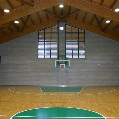 Foto della palestra vuota con focus sui canestri