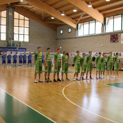 Due squadre di basket prima della partita in palestra